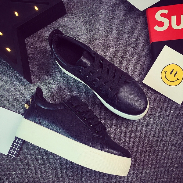 Дамски кецове в сребърен, бял и черен цвят с емотиконка на връзките