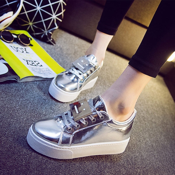 Дамски кецове в сребърен, бял и черен цвят с емотиконка на връзките