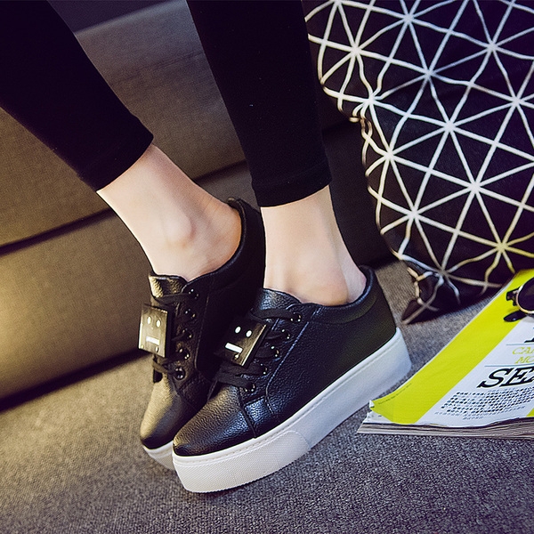 Дамски кецове в сребърен, бял и черен цвят с емотиконка на връзките