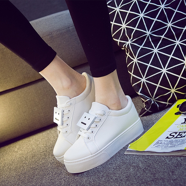 Дамски кецове в сребърен, бял и черен цвят с емотиконка на връзките