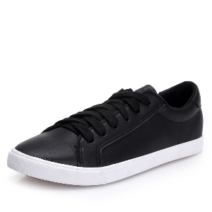 Ανδρικά αθλητικά παπούτσια σε λευκό και μαύρο χρώμα - σαφές μοτίβο