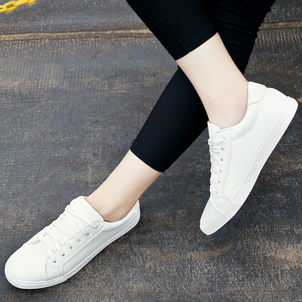 Дамски ежедневни кецове в бял и черен цвят - изчистен модел