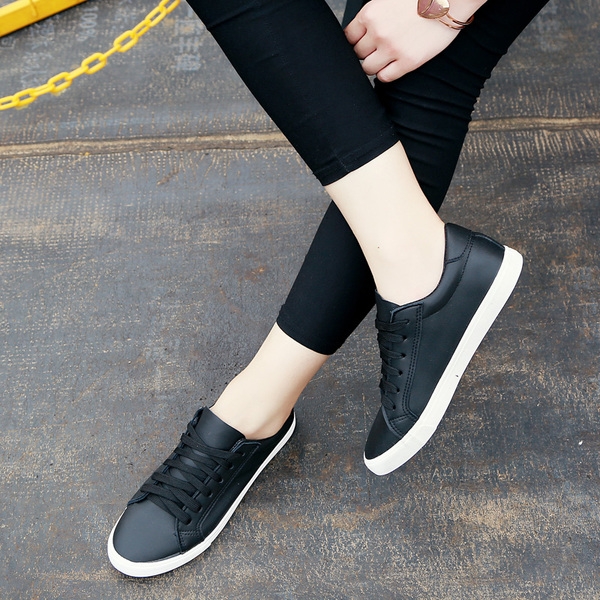 Дамски ежедневни кецове в бял и черен цвят - изчистен модел