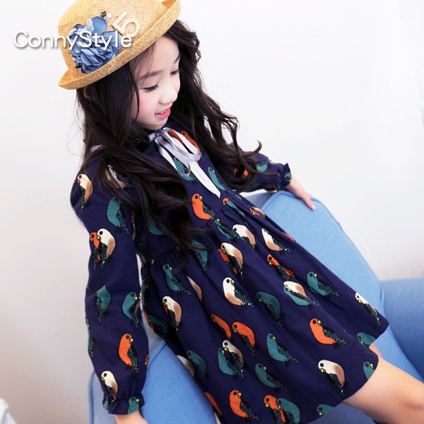 Широка детска рокля за момичета с дълъг ръкав, в тъмносин цвят с цветни мотиви