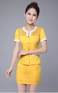 Οι γυναίκες κοστούμι σε κόκκινο, κίτρινο και μαύρο έκδοση θέτει δύο τεμαχίων κοντομάνικο πουκάμισο και κοντή φούστα