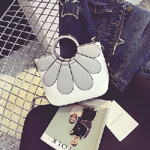 Τσάντα «Μαργαρίτα» από δέρμα σε δύο μοντέλα άσπρο και μαύρο μαλακή επιφάνεια