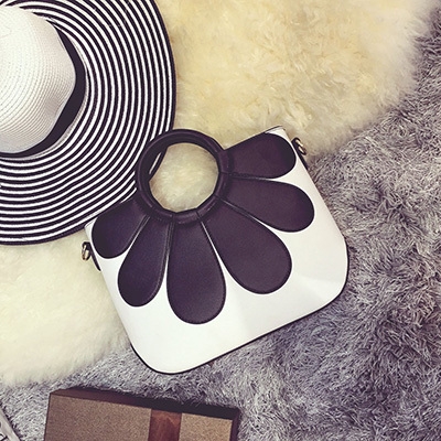 Дамска чанта "Маргарита" от еко кожа в два модела бял и черен повърхност мека