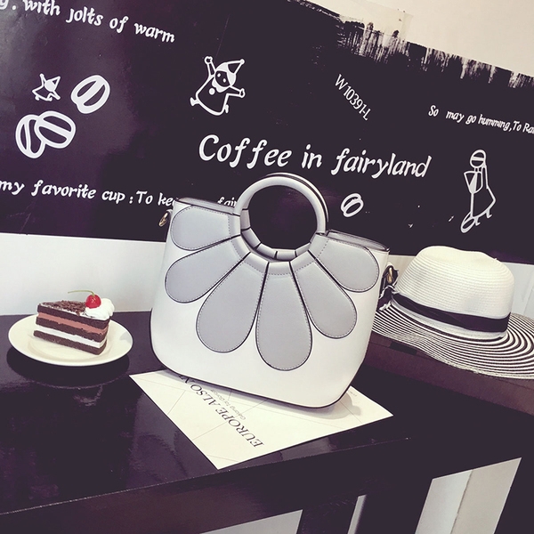 Дамска чанта "Маргарита" от еко кожа в два модела бял и черен повърхност мека