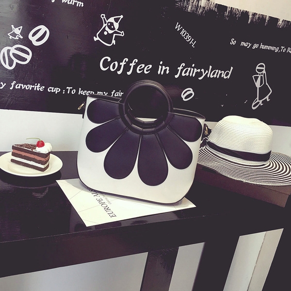 Дамска чанта "Маргарита" от еко кожа в два модела бял и черен повърхност мека