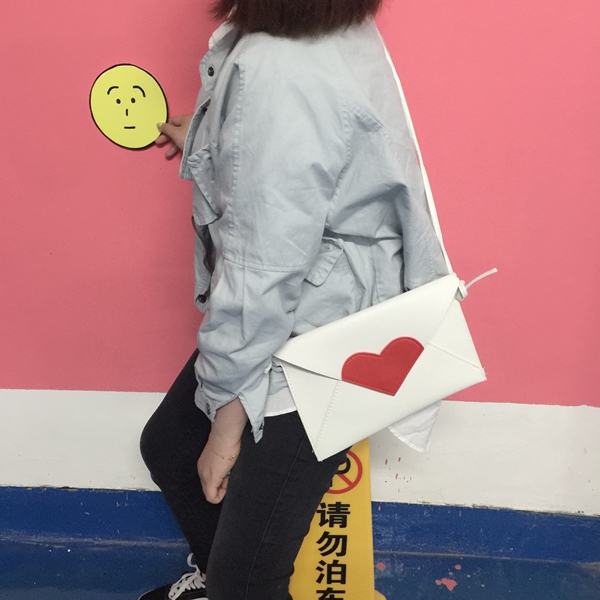 Дамска удобна чанта от еко кожа черна и бяла със сърце