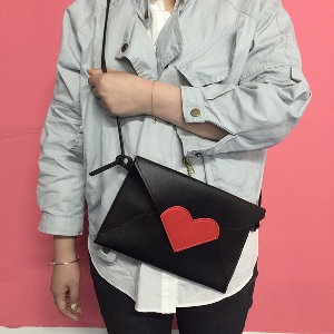 Дамска удобна чанта от еко кожа черна и бяла със сърце