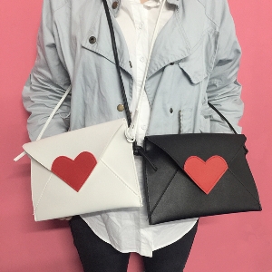 Γυναικεία  τσάντα από δέρμα μαύρο και άσπρο με μια καρδιά