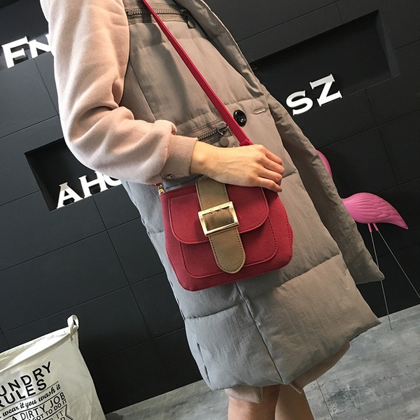 Дамска мини компактна чанта от изкуствена кожа и мека повърхност черена, черна, сива 