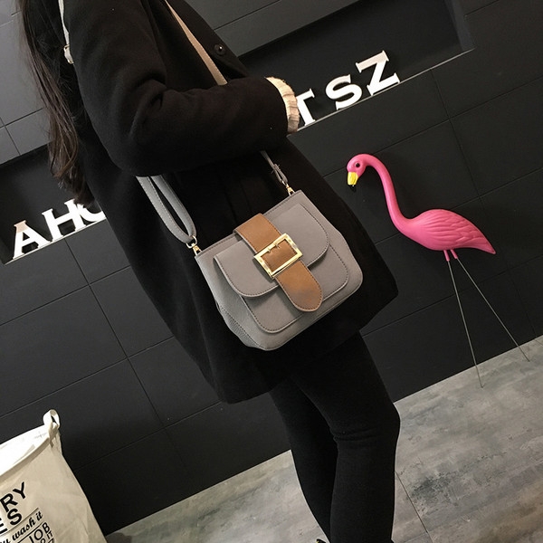 Дамска мини компактна чанта от изкуствена кожа и мека повърхност черена, черна, сива 