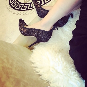 Дамски официални остри черни обувки с дантела 