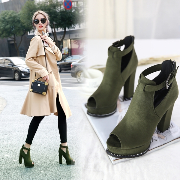 Дамски удобни високи боти в два цвята с катарама отворени в предната част