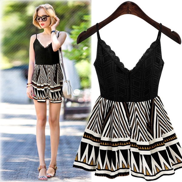 Дамски летен къс черен гащеризон с презрамки с V-образно деколте 