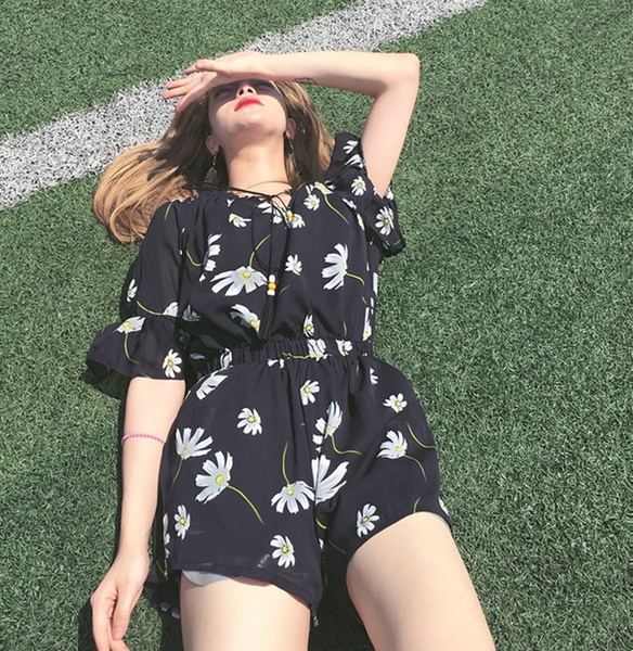 Дамски летен гащеризон с къс ръкав черен на цветя