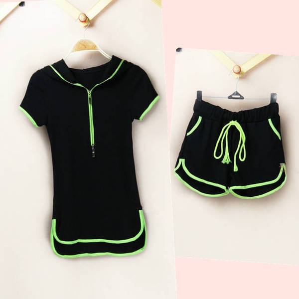 Дамски летен спортен комплект тениска и къси панталони