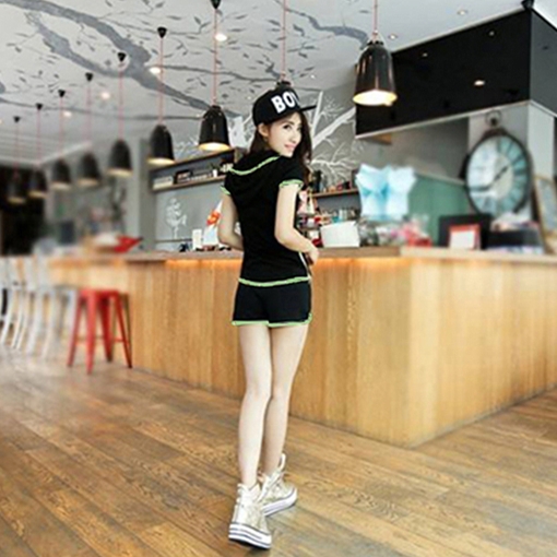 Дамски летен спортен комплект тениска и къси панталони