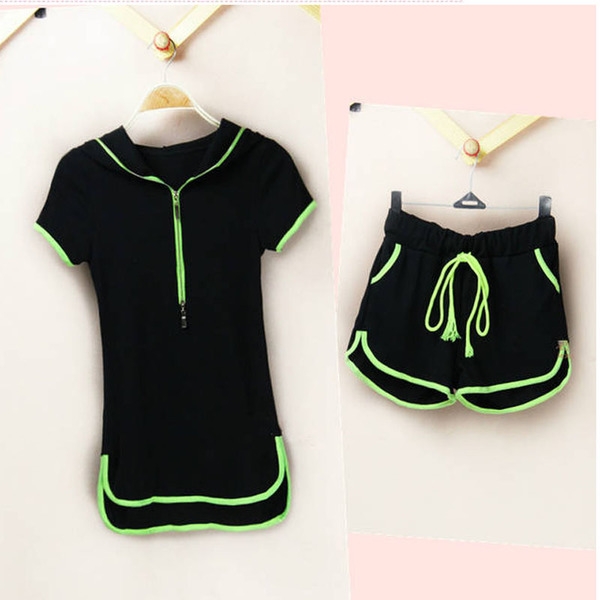 Дамски летен спортен комплект тениска и къси панталони