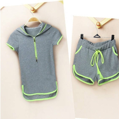 Дамски летен спортен комплект тениска и къси панталони