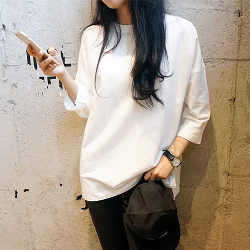 Дълга дамска блуза с О-образно деколте, в черен и бял цвят, изчистен модел