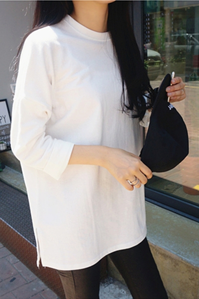 Дълга дамска блуза с О-образно деколте, в черен и бял цвят, изчистен модел