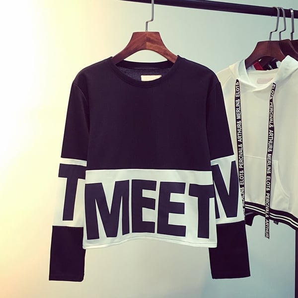 Дамска блуза в широк модел с дълги ръкави в бял и черен цвят, с надпис