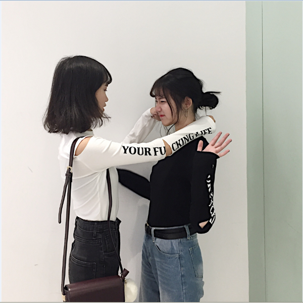 Дамска къса блуза с дълъг ръкав и надписи, в бял и черен цвят