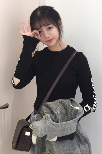 Дамска къса блуза с дълъг ръкав и надписи, в бял и черен цвят