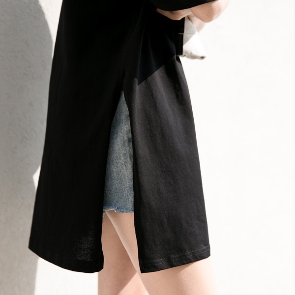 Спортна дамска туника с 3/4 ръкав, в бял и черен цвят с цепка