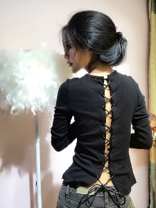 Стилна дамска блуза в черен цвят, тип Слим, с връзки на гърба
