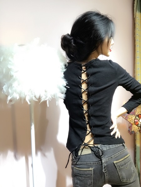 Стилна дамска блуза в черен цвят, тип Слим, с връзки на гърба