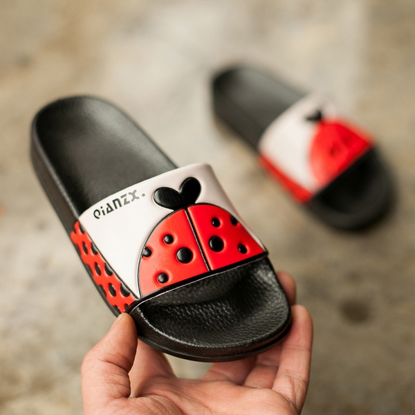 Детски чехли за момичета в черен и розов цвят с изображение на калинка