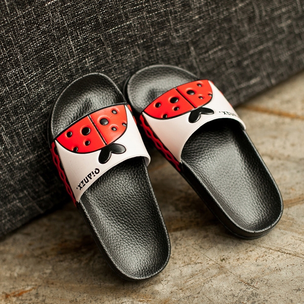 Детски чехли за момичета в черен и розов цвят с изображение на калинка