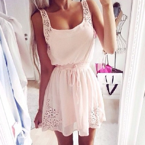Γλυκό φόρεμα σε μωρό ροζ και άσπρο