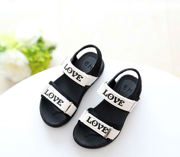 Детски сандали за момичета с надпис "Love" в черен, червен и бял цвят