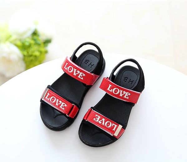 Детски сандали за момичета с надпис "Love" в черен, червен и бял цвят