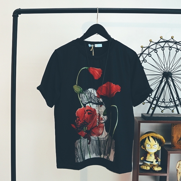 Къс ръкав няколко модела с интересни апликации в бял и черен цвят