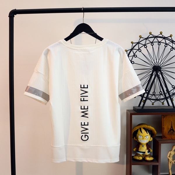 Къс ръкав няколко модела с интересни апликации в бял и черен цвят