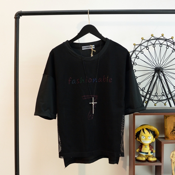 Къс ръкав няколко модела с интересни апликации в бял и черен цвят