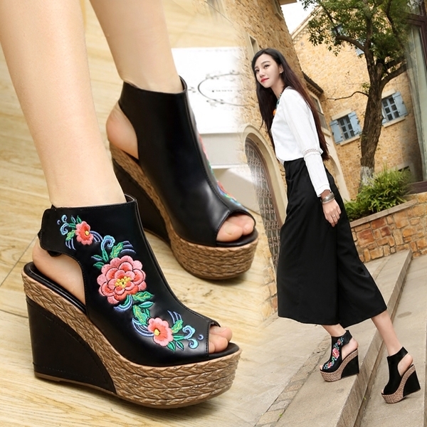 Дамски кожени сандали с бродерия на платформа