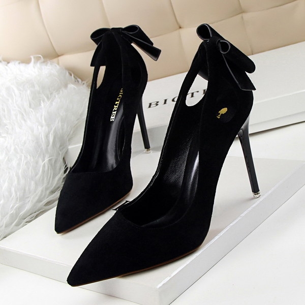 Дамски обувки остри  с ток няколко различни модели кожени и велурени