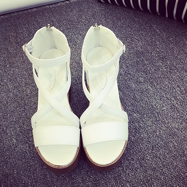 Дамски кожени сандали на платформа с каишки