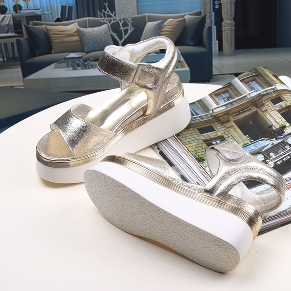 Дамски сандали в златист цвят