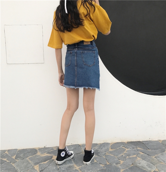 Интересна дънкова пола с висока талия