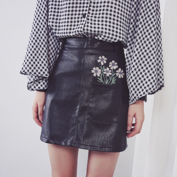 Черна кожена пола с висока талия и бродерия на цветя