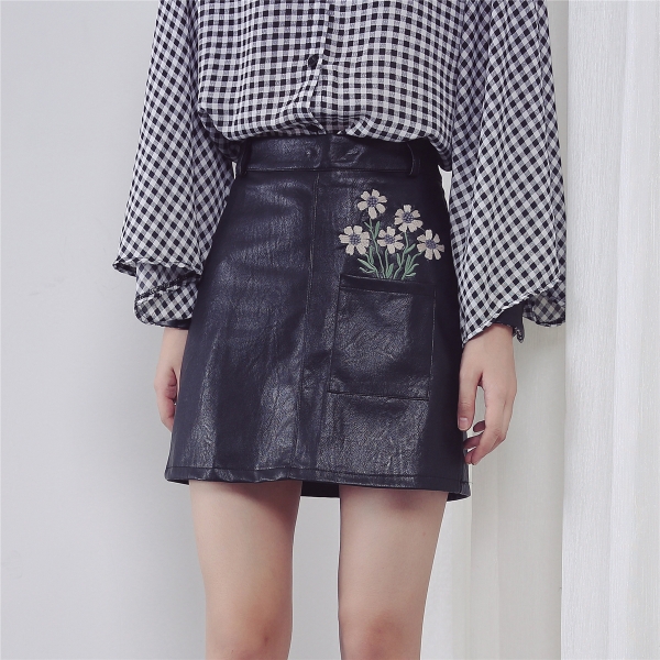 Черна кожена пола с висока талия и бродерия на цветя