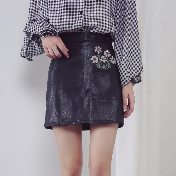 Черна кожена пола с висока талия и бродерия на цветя